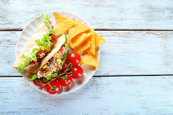 Sabroso taco con nachos fritos y verduras en el plato en la mesa de cerca —  Fotos de Stock