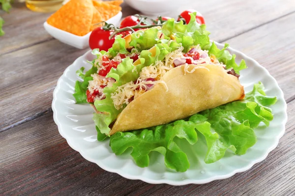 与上表板上的蔬菜美味 taco 关闭 — 图库照片