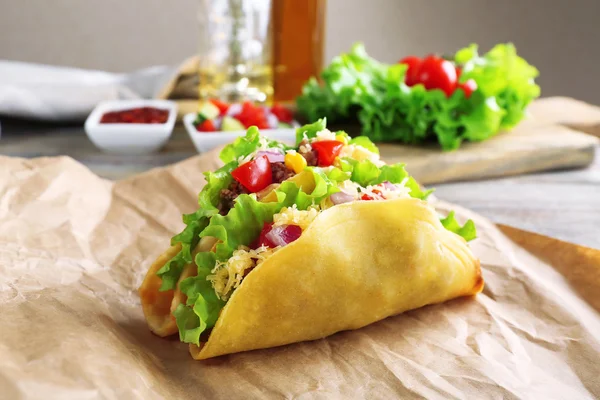 与蔬菜纸放在桌上的美味 taco 关闭 — 图库照片