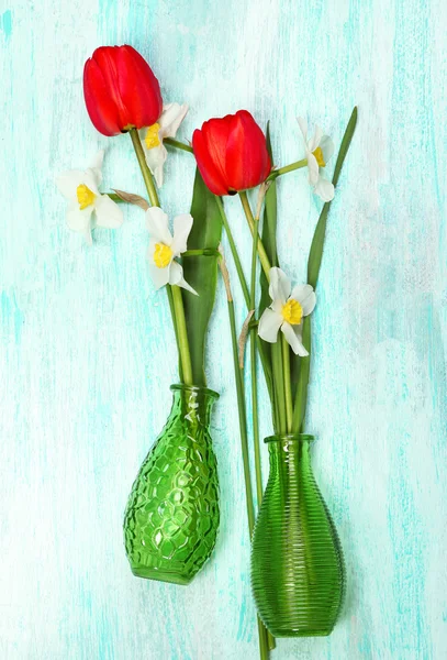 Lindas flores em vasos em fundo de madeira — Fotografia de Stock