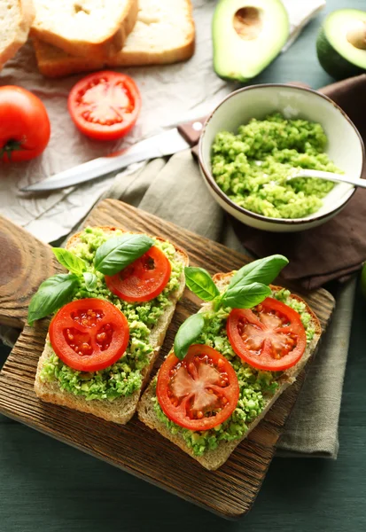 Vegán szendvicsek, avokádó és zöldség — Stock Fotó