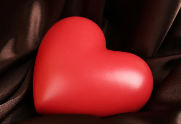 Corazón rojo sobre fondo de tela — Foto de Stock