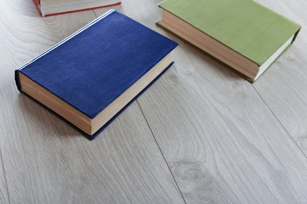 Tas de livres sur fond en bois — Photo