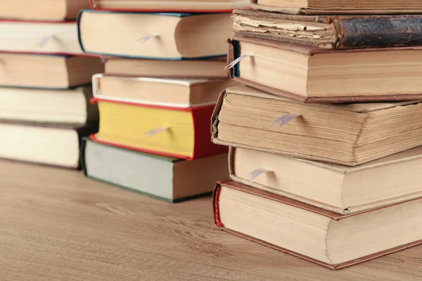 Montones de libros en la mesa de cerca —  Fotos de Stock