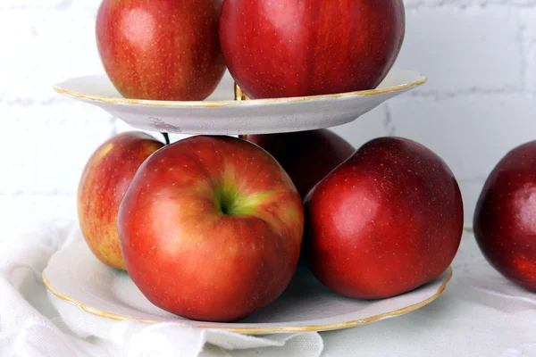 トレイを提供おいしい香り、熟したリンゴをクローズ アップ — ストック写真