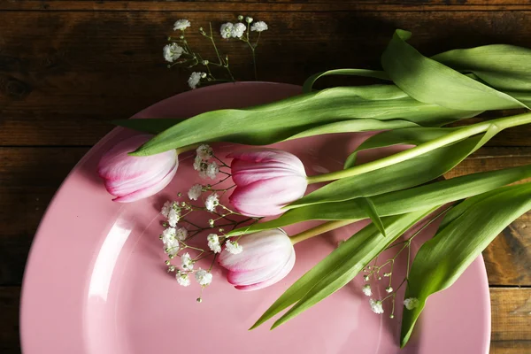 Επιτραπέζια σκεύη με λουλούδια στο τραπέζι σε κοντινό πλάνο — Φωτογραφία Αρχείου