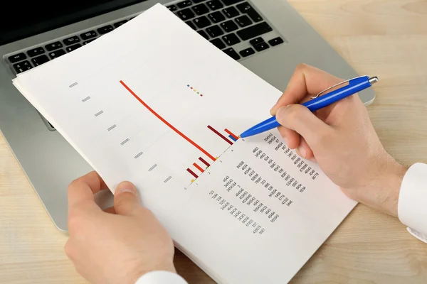 Üzletember elemzés grafikonok, Vértes — Stock Fotó