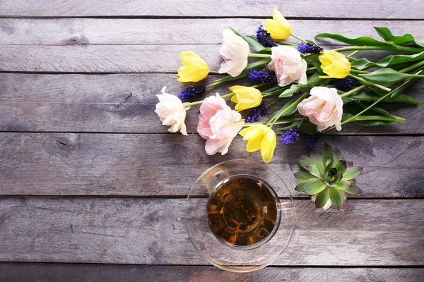 Taza de té de hierbas con flores en la mesa de madera, vista superior —  Fotos de Stock