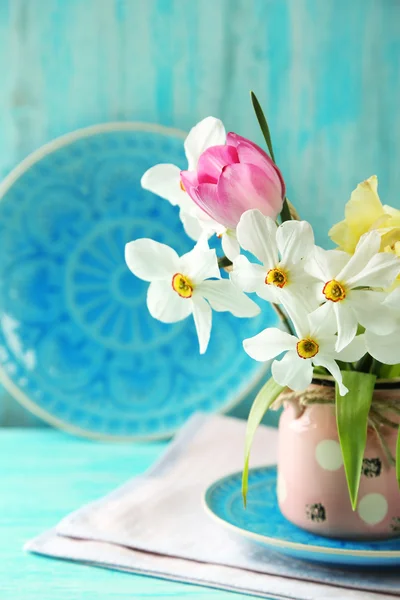 Frühlingsstrauß in der Vase auf farbigem Holzhintergrund — Stockfoto