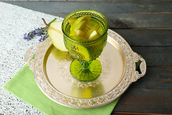 Birnensaft mit frischen Früchten — Stockfoto