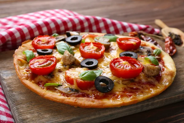 Sabrosa pizza con verduras y albahaca —  Fotos de Stock