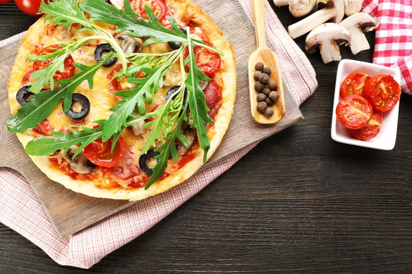 Leckere Pizza mit Gemüse und Rucola — Stockfoto