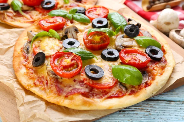 Vegetarische Pizza mit Gemüse und Basilikum — Stockfoto