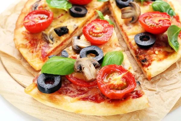 Vegetariánský pizza se zeleninou a bazalkou — Stock fotografie