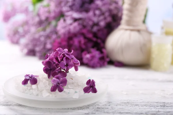 Sal marinho com flores lilás — Fotografia de Stock