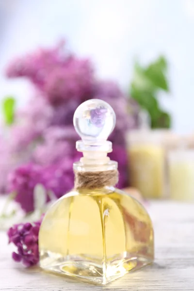 Aromatherapie fles met lila bloemen — Stockfoto