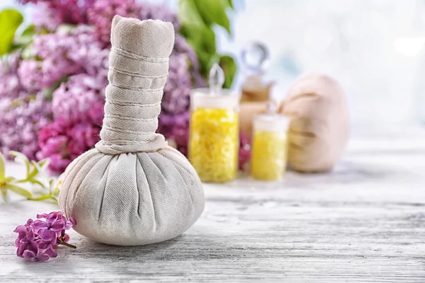 Bolsas de masaje con flores lila — Foto de Stock