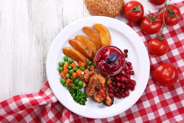 Beef with cranberry sauce and vegetables — Stock Photo, Image
