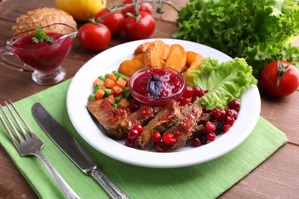 Rundvlees met cranberry saus en groenten — Stockfoto