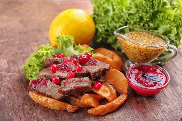 Beef with cranberry sauce and vegetables — Stock Photo, Image