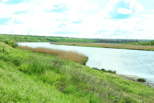 Ribera del río sobre cielo azul — Foto de Stock