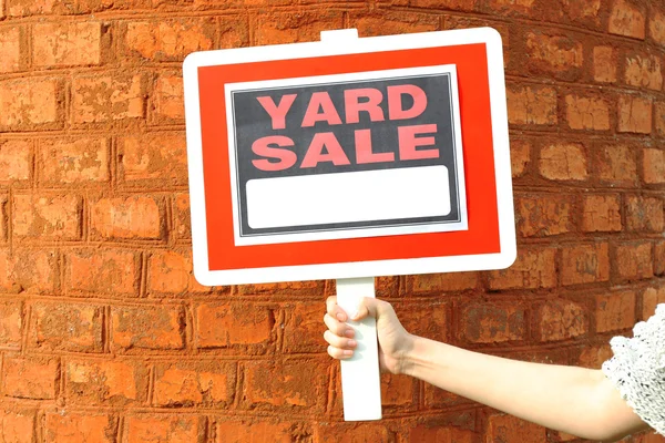 Yard Sale sign in female hand — Stock Photo, Image