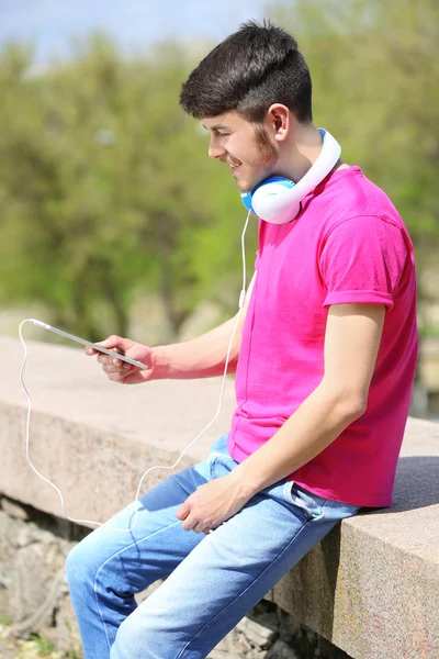 Άνθρωπος με ακουστικά σε εξωτερικούς χώρους — Φωτογραφία Αρχείου