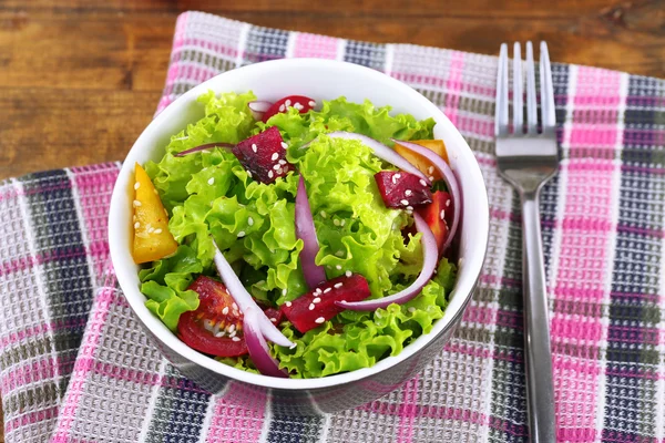 Schüssel mit frischem grünen Salat — Stockfoto