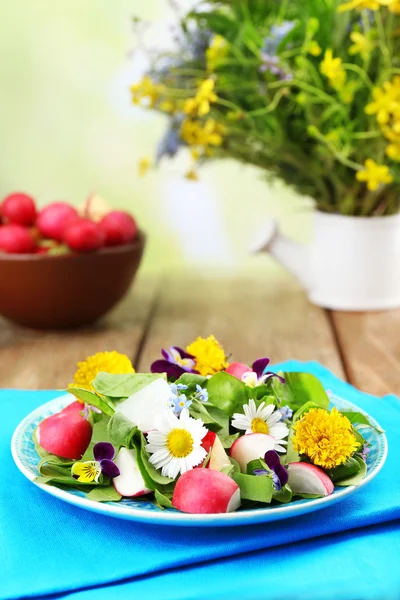 Ensalada orgánica ligera con flores, de cerca —  Fotos de Stock