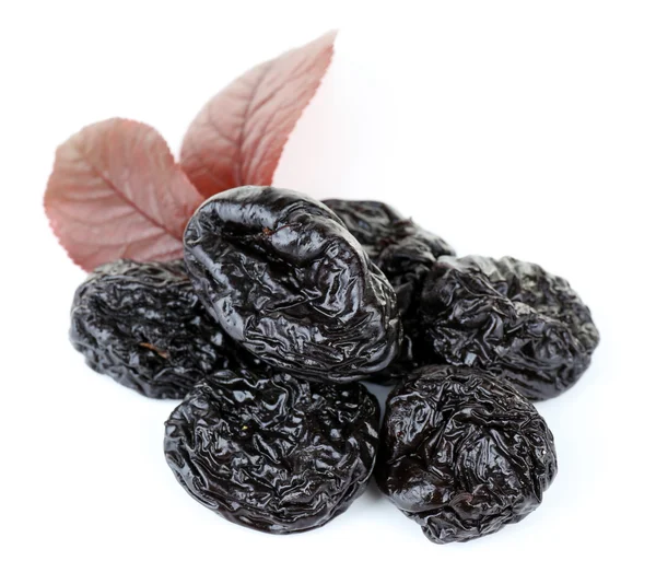 Pile of prunes with leaves isolated on white — Stock Photo, Image