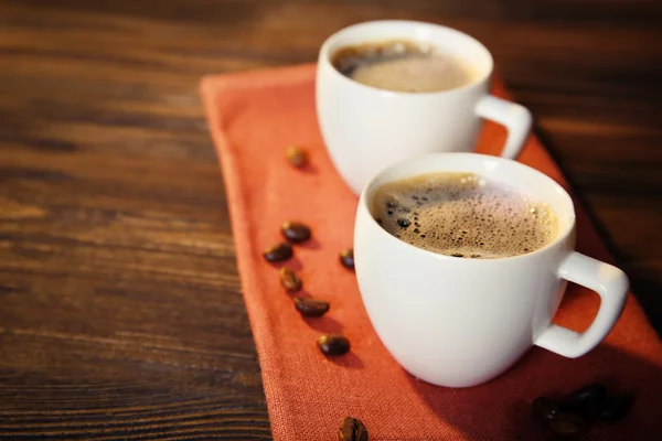 Koppar kaffe på servett på bordet på nära håll — Stockfoto