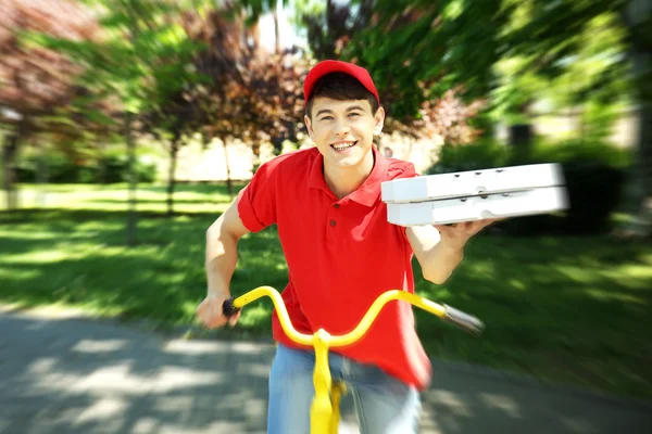 Hombre entrega caja de pizza en bicicleta —  Fotos de Stock