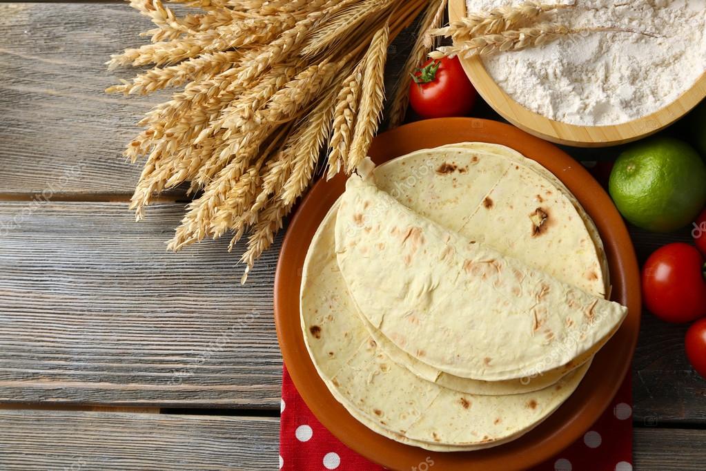 Montón de tortilla casera de harina de trigo integral y verduras en