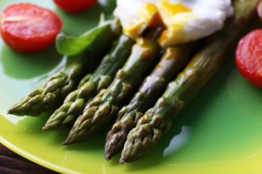 domates ve haşlanmış yumurta ile kavrulmuş kuşkonmaz