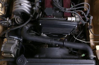 Başlık altında parçaları araba