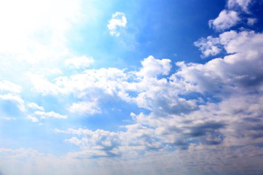 Beyaz bulutlu mavi gökyüzü arkaplanı