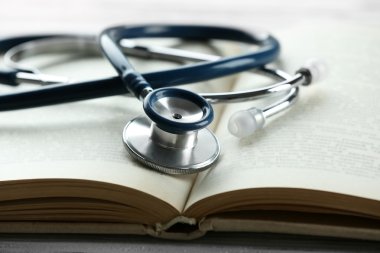 Açık kitap üzerine stetoskop