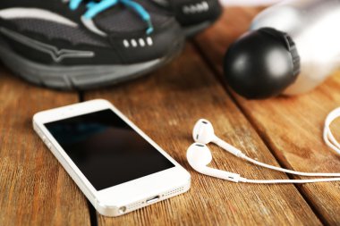 spor ayakkabı, ahşap masa üzerinde kulaklık