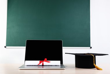 Not Defteri, diploma ve usta şapka üstünde okul sırası