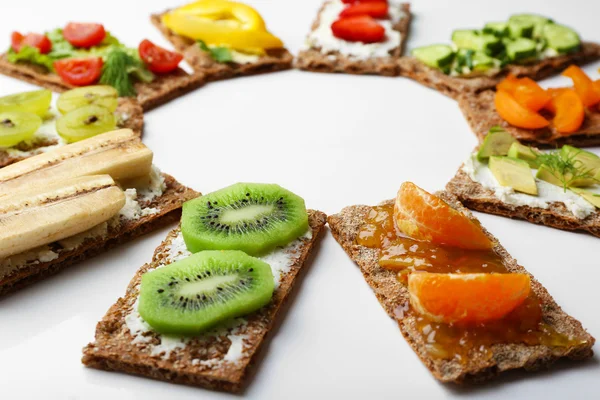 Sabrosos sándwiches vegetarianos, aislados en blanco — Foto de Stock