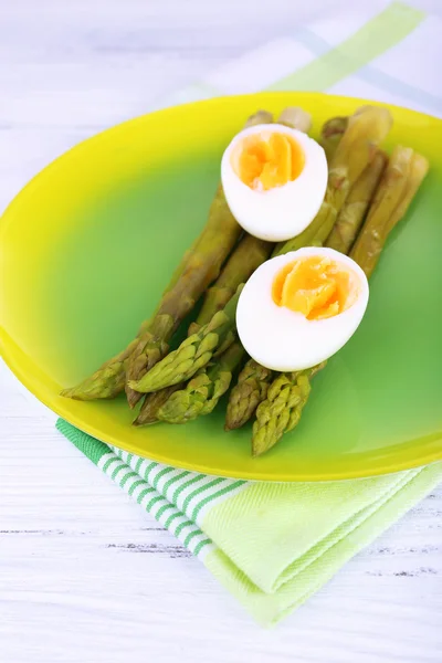 Placa de ensalada dietética con espárragos cocidos y huevo, primer plano — Foto de Stock