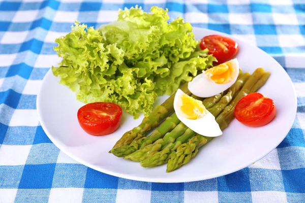 Platta av kosten sallad med kokt sparris och ägg, närbild — Stockfoto