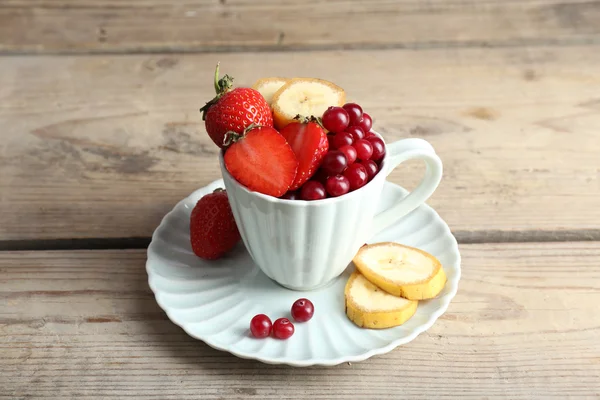 Tazza di dolce con frutta fresca sul tavolo di legno, primo piano — Foto Stock