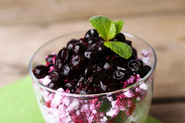 Quark mit schwarzer Johannisbeere in Dosen auf Holztisch, Nahaufnahme — Stockfoto