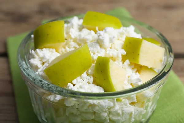 Cottage cheese with green apple on wooden table, closeup — Stock Photo, Image