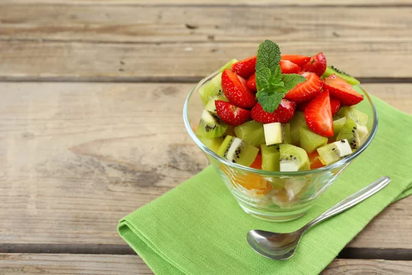 Postre de frutas frescas en platillo de vidrio —  Fotos de Stock