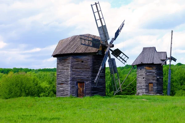 Staré dřevěné větrné mlýny — Stock fotografie