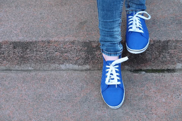 Pies femeninos en zapatos de goma —  Fotos de Stock