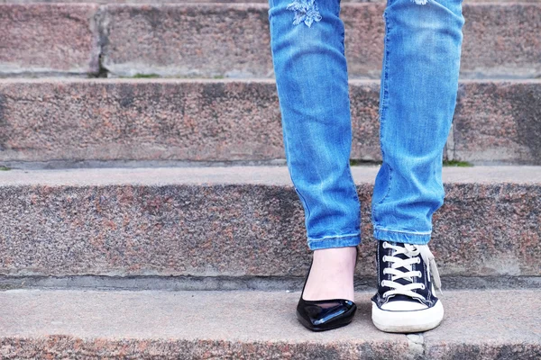 Vrouwelijke voeten in verschillende schoenen — Stockfoto