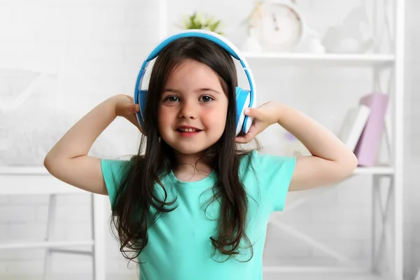 Menina bonita ouvindo música — Fotografia de Stock